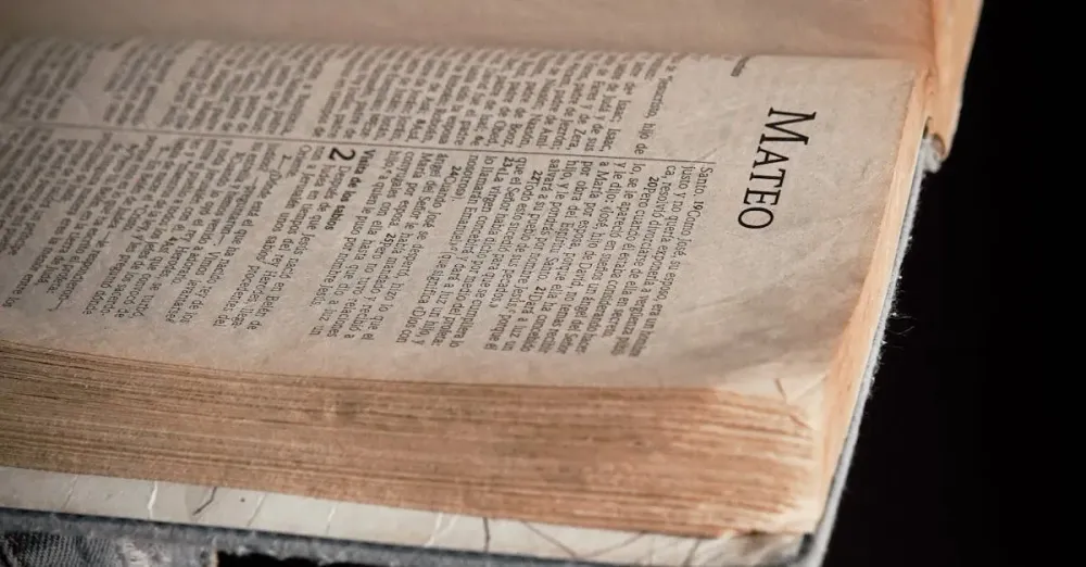 Uma bíblia antiga aberta